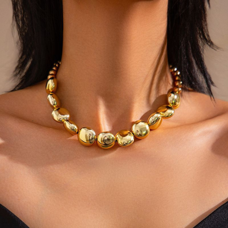 Массивное золотистое колье из граненых металлических бусин CJM03449