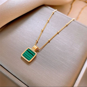 Цепочка с квадратной подвеской из малахитового акрила в золотистой оправе CJN30826