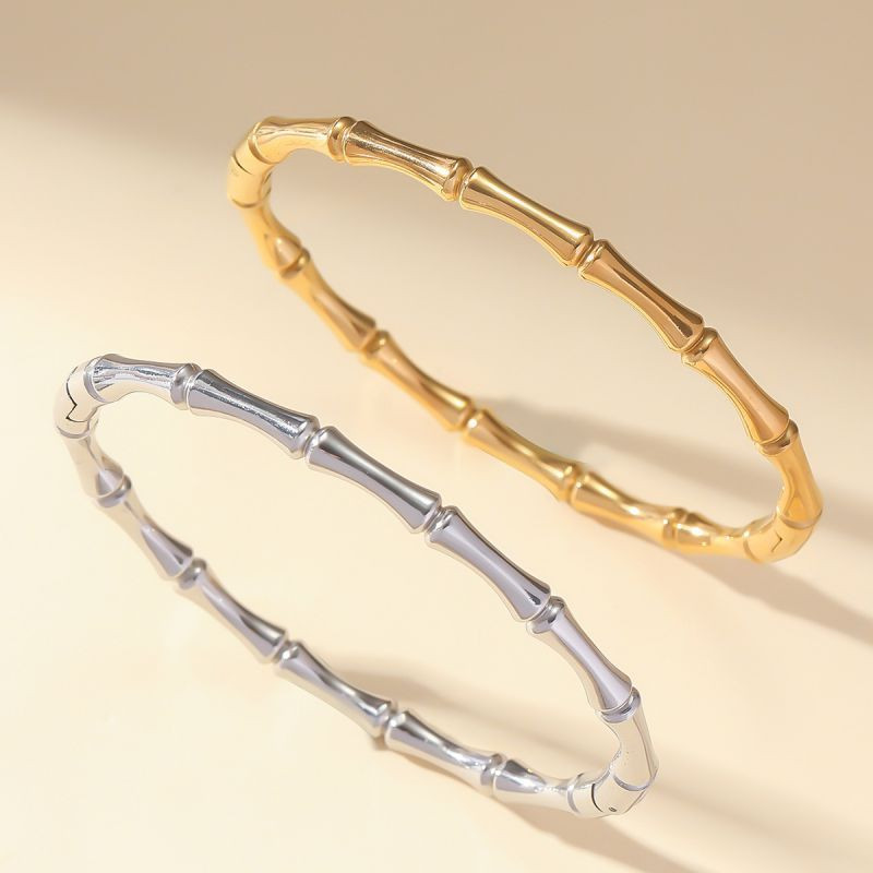 Браслет жесткий витой из серебристого металла CJH12781