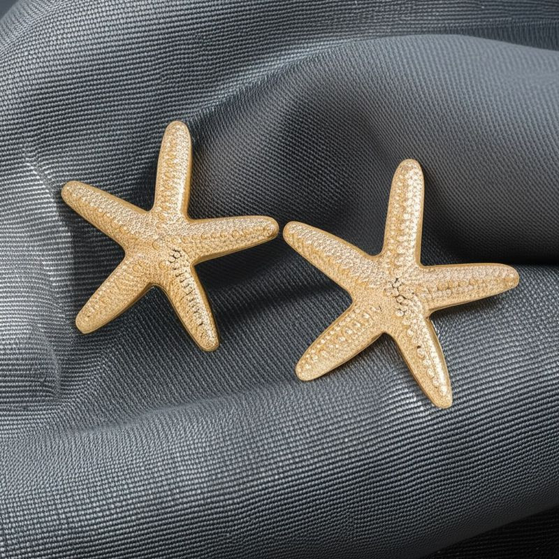 Крупные золотистые серьги-пусеты в форме морских звезд 1J11880CJJ