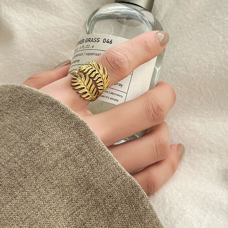 Массивное золотистое кольцо в форме переплетенных листьев 1J12371CJJ