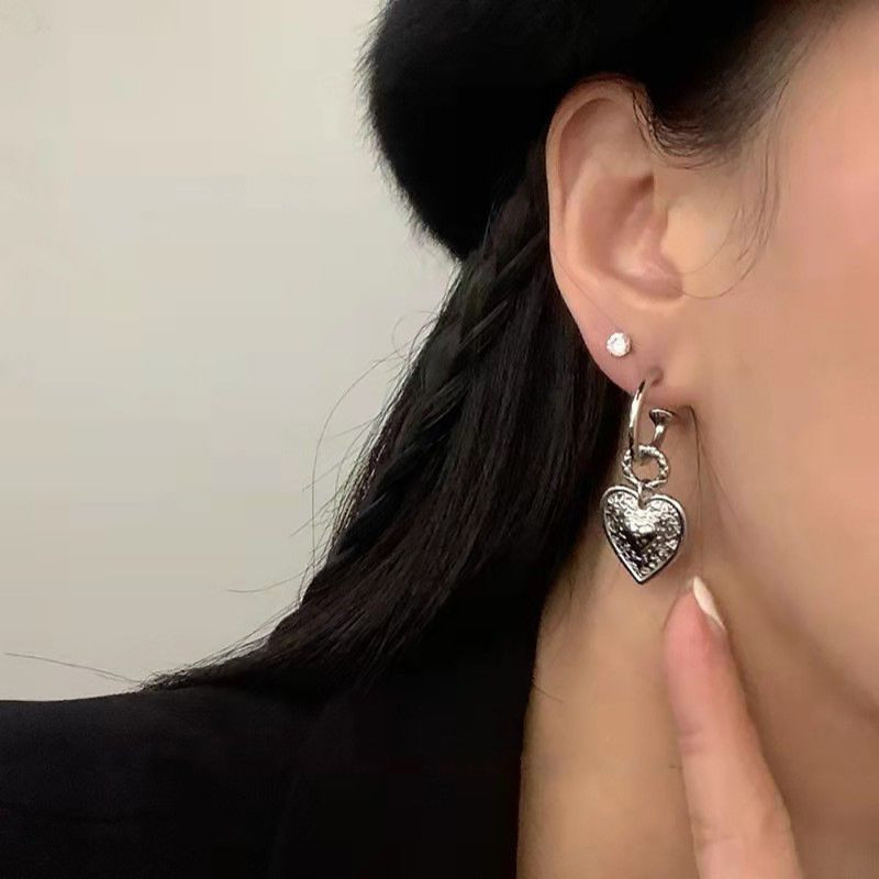 Серебристые серьги-кольца с подвесками в форме граненых темных сердец CJH38276