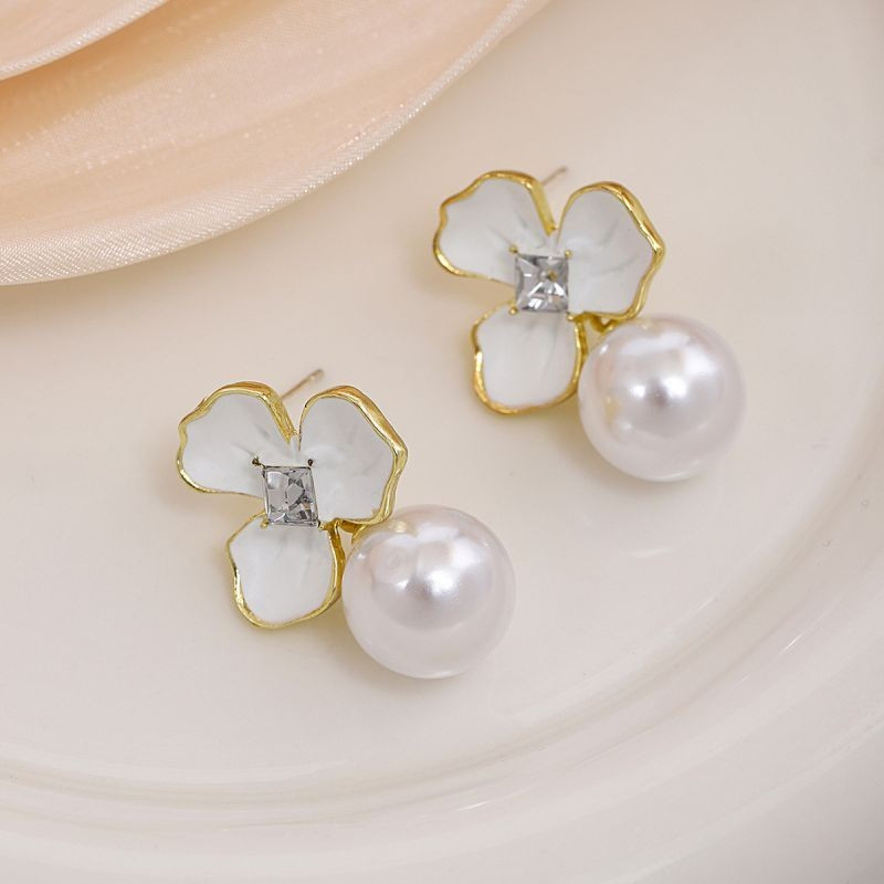 Романтичные серьги-пусеты Белые трилистники с крупным жемчугом CJG39546