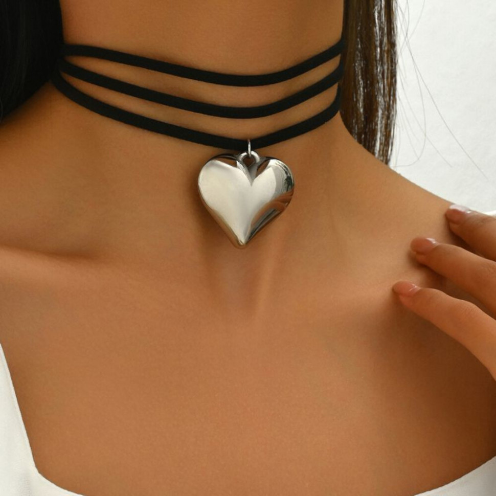 Тройной замшевый чокер с крупным матовым сердцем CJH35110