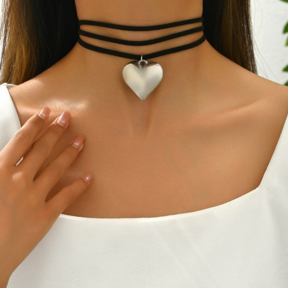 Тройной замшевый чокер с крупным матовым сердцем CJH35110