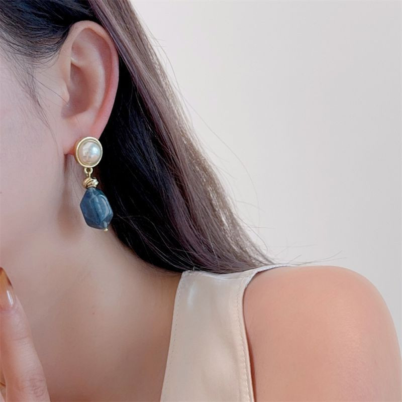 Висячие серьги с жемчугом и вставками под натуральный камень CJL14778