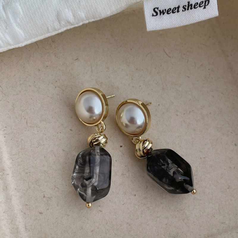 Висячие серьги с жемчугом и вставками под натуральный камень CJL14778