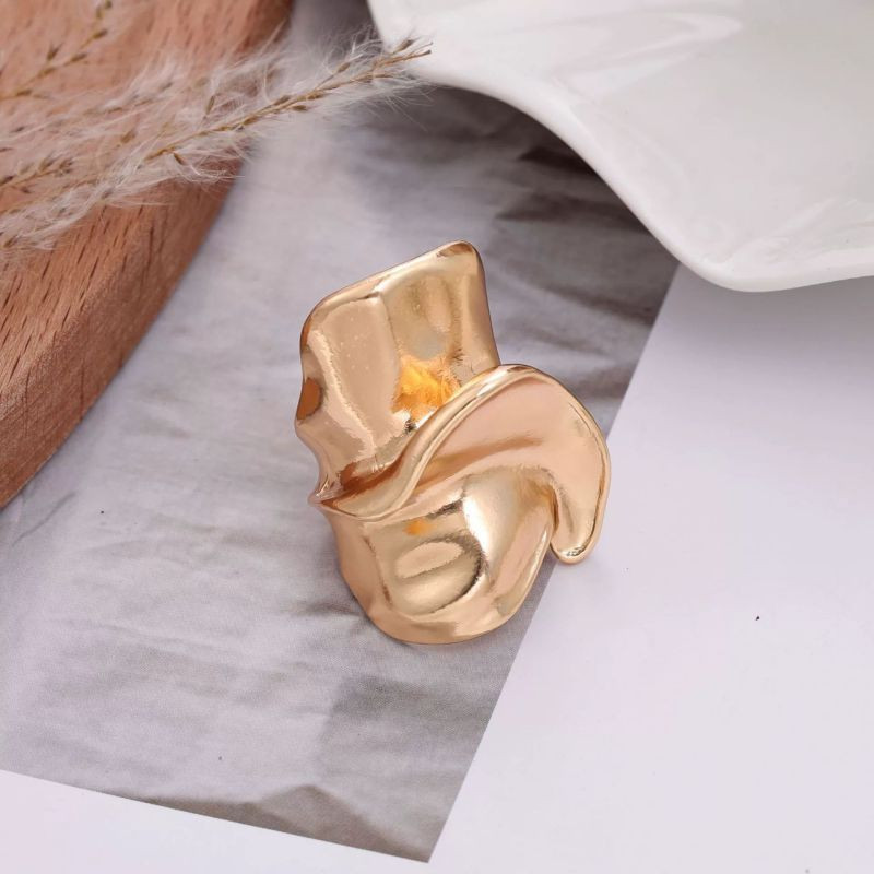 Кольцо абстрактной формы с мягкими изгибами CJL97618