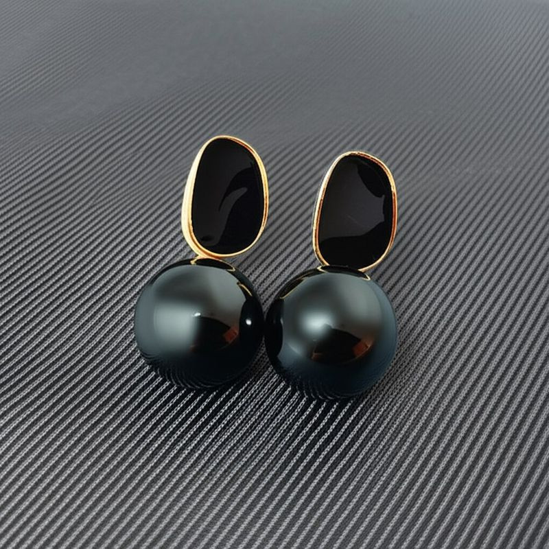 Контрастные серьги-пусеты с черной эмалью и жемчугом 1J11822CJJ Контрастные серьги-пусеты с черной эмалью и жемчугом 1J11822CJJ