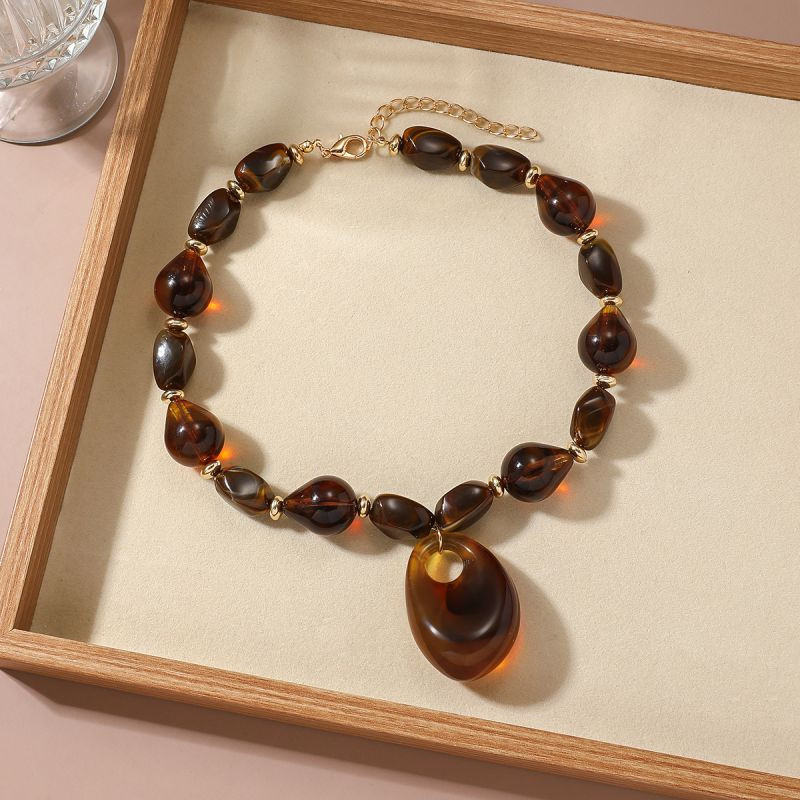 Массивное колье из темного камня с акцентной подвеской-каплей CJR57174