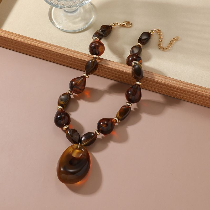 Массивное колье из темного камня с акцентной подвеской-каплей CJR57174