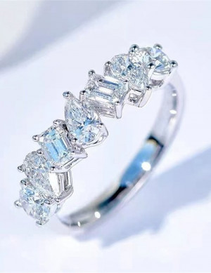 Кольцо-дорожка с голубыми кристаллами разной формы L96954 Кольцо-дорожка с голубыми кристаллами разной формы L96954