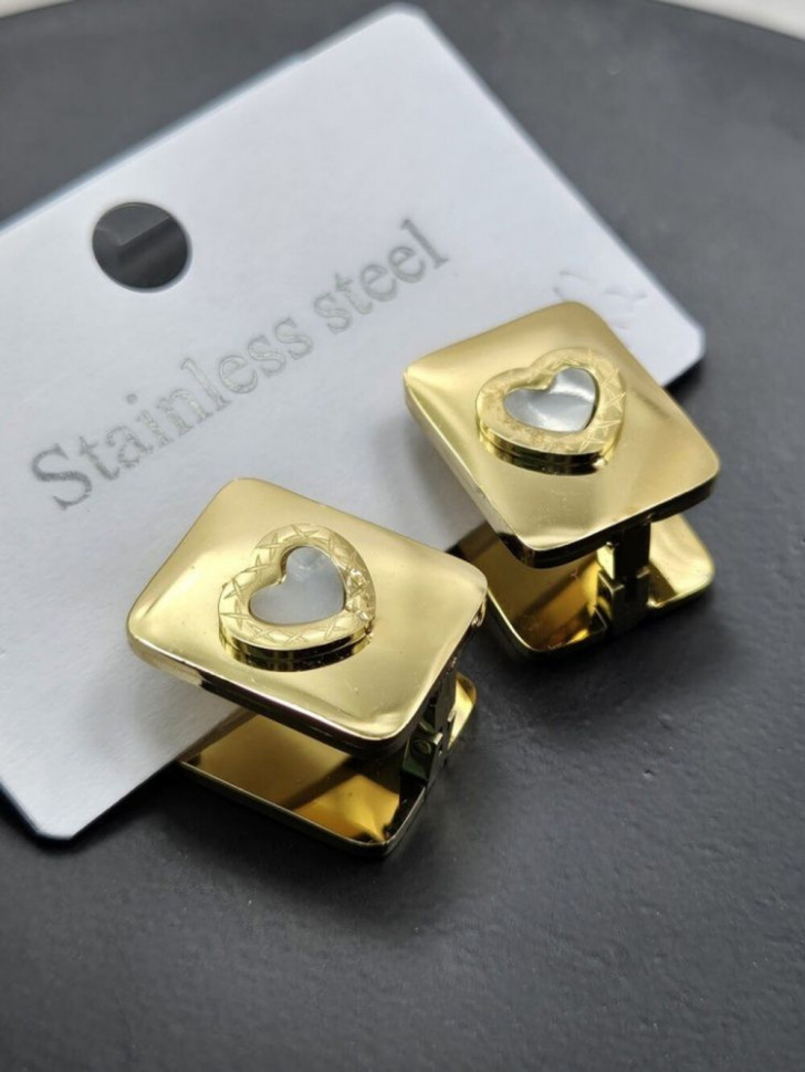 Золотистые металлические серьги-пусеты с перламутровым сердцем 1J10618CJJ Золотистые металлические серьги-пусеты с перламутровым сердцем 1J10618CJJ