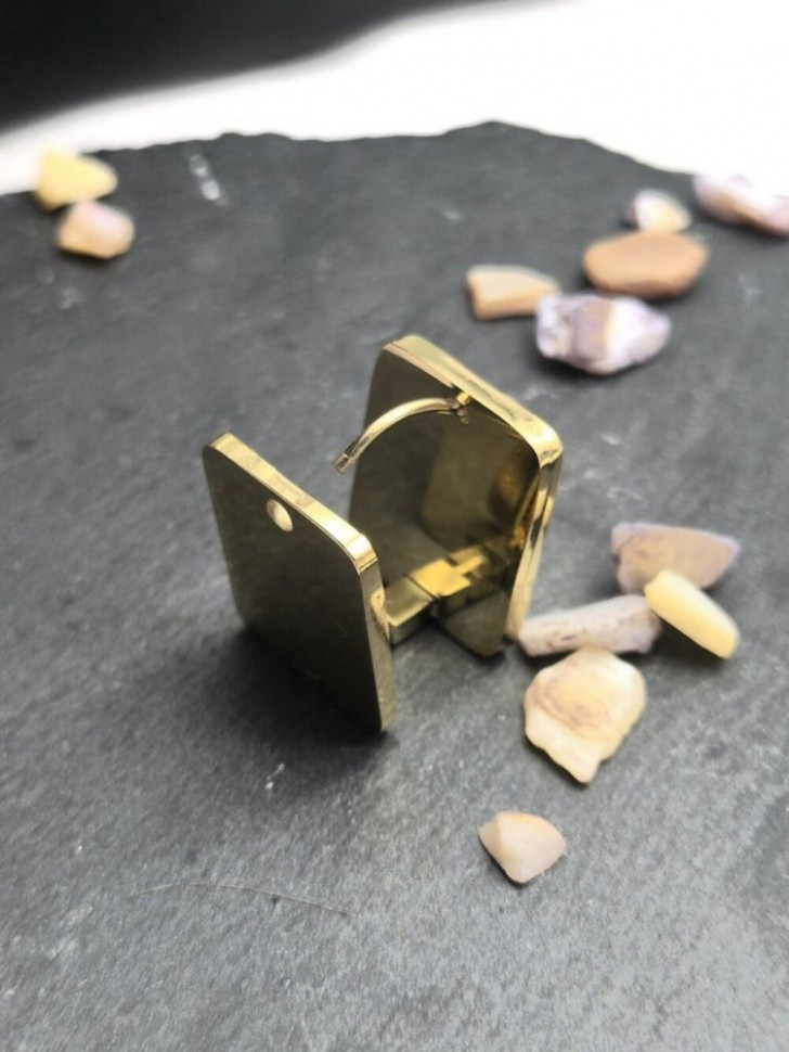 Золотистые металлические серьги-пусеты с перламутровым сердцем 1J10618CJJ Золотистые металлические серьги-пусеты с перламутровым сердцем 1J10618CJJ