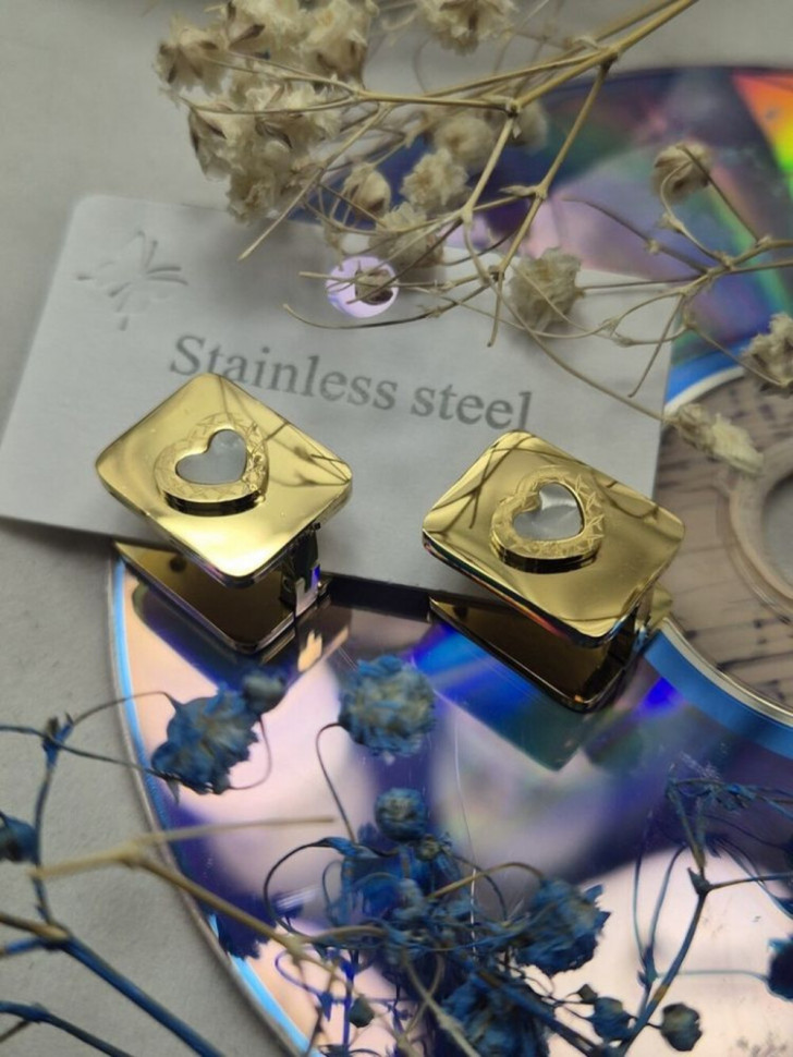 Золотистые металлические серьги-пусеты с перламутровым сердцем 1J10618CJJ Золотистые металлические серьги-пусеты с перламутровым сердцем 1J10618CJJ