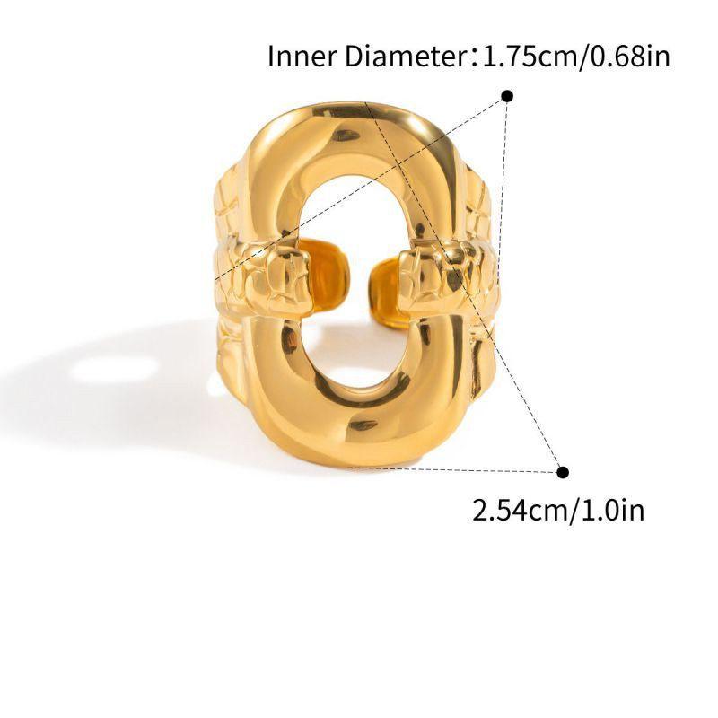 Широкое кольцо с вырезанным геометрическим орнаментом CJN49595