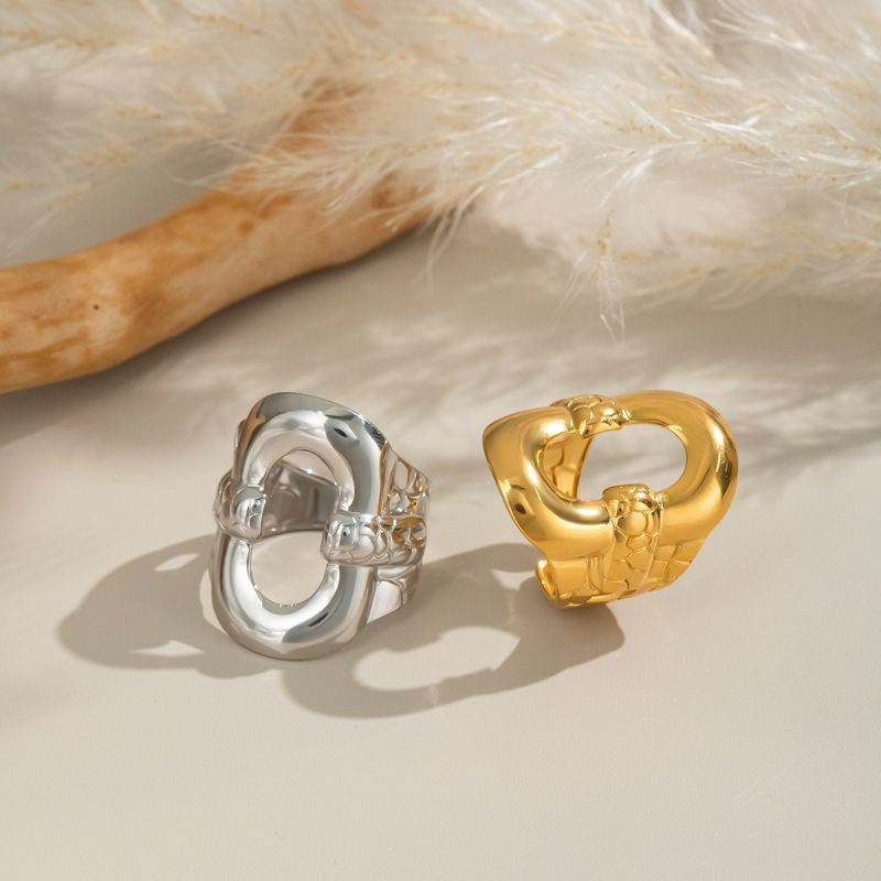 Широкое кольцо с вырезанным геометрическим орнаментом CJN49595