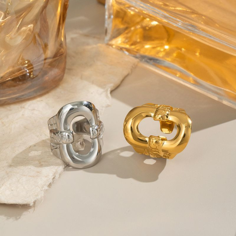 Широкое кольцо с вырезанным геометрическим орнаментом CJN49595