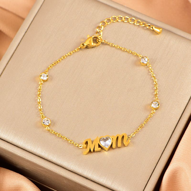 Браслет-цепочка с надписью MOM и сердцем CJL34063