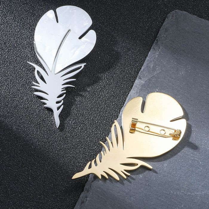 Стальная брошь с напылением золотом перышко J10073CJJ