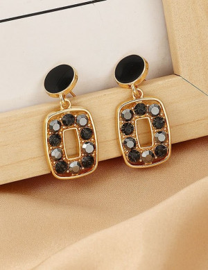 Контрастные серьги-пусеты с темными стразами Z34360