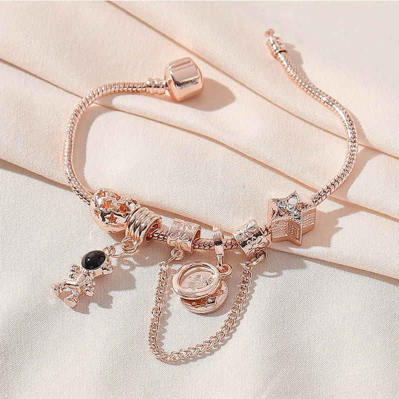 Жесткий браслет с розовыми кристаллами и фигурными элементами CJR68562 Жесткий браслет с розовыми кристаллами и фигурными элементами CJR68562