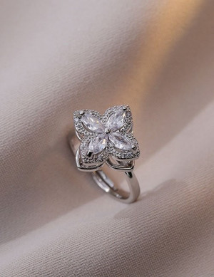 Кольцо с четырехлистным клевером из фианитов Z33025