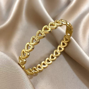 Браслет жесткий с ажурным узором из сердец CJR59960