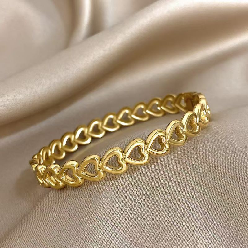 Браслет жесткий с ажурным узором из сердец CJR59960