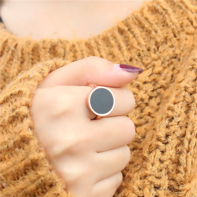 Кольцо-печатка с круглым черным агатом в розовом золоте CJF79270