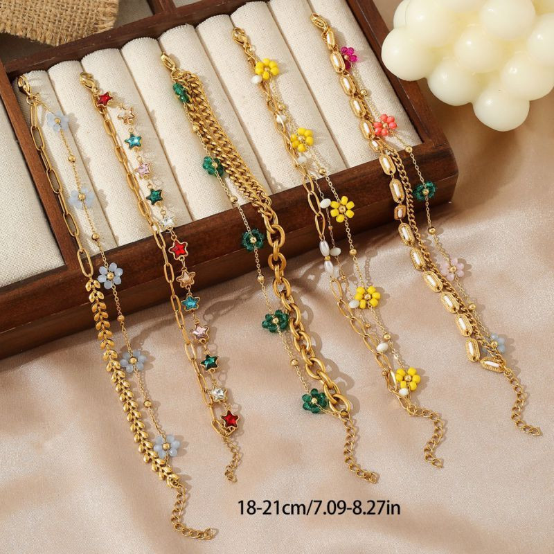 Браслет многослойный с разноцветными клеверами и бусинами CJN36866