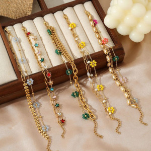 Браслет многослойный с разноцветными клеверами и бусинами CJN36866