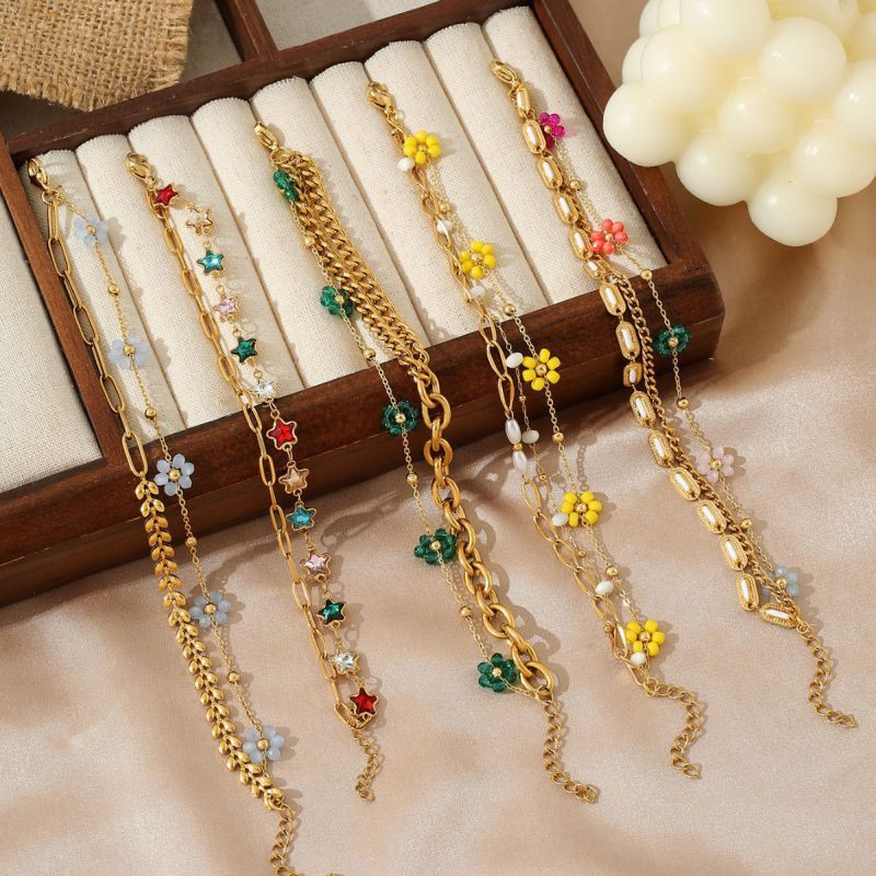 Браслет многослойный с разноцветными клеверами и бусинами CJN36866