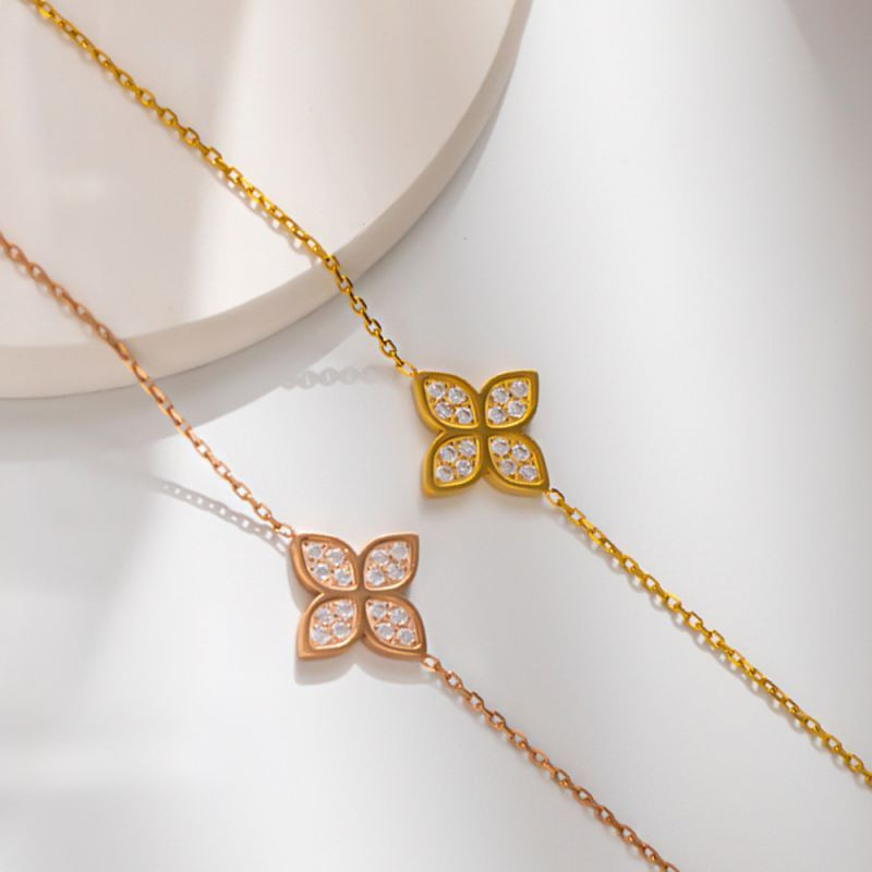 Браслет изящный с центральным элементом в форме клевера CJL30242