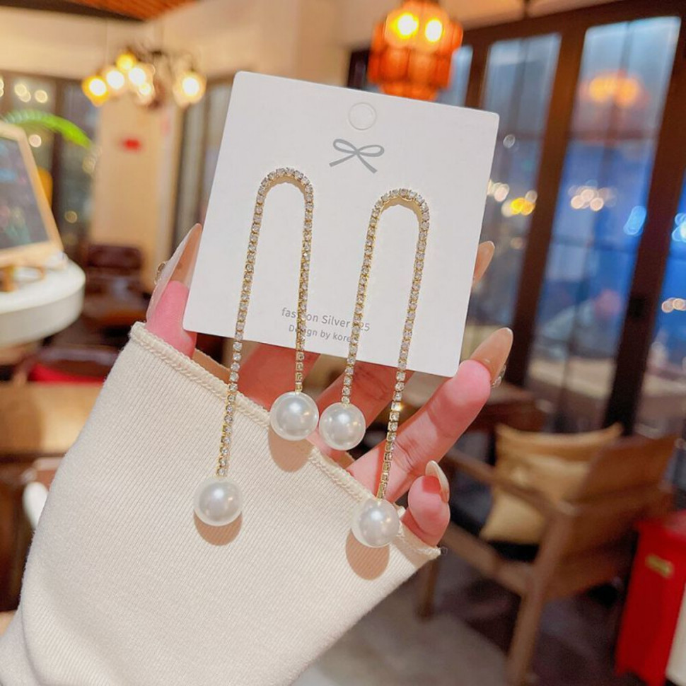 Длинные золотистые серьги пусеты в форме дуги с жемчужными бусинами CJ31445