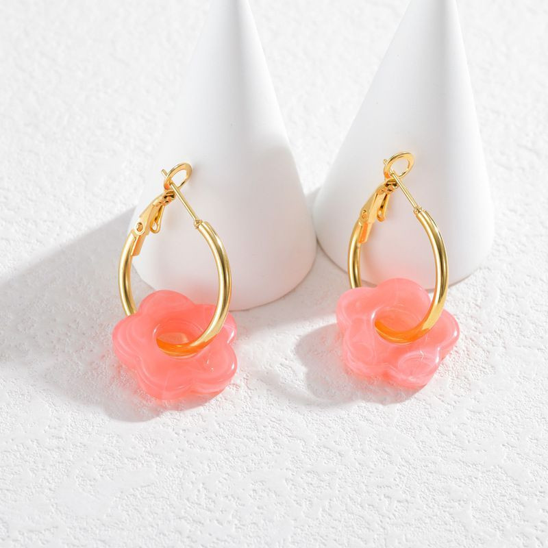 Серьги-кольца с акриловыми цветами CJN72477