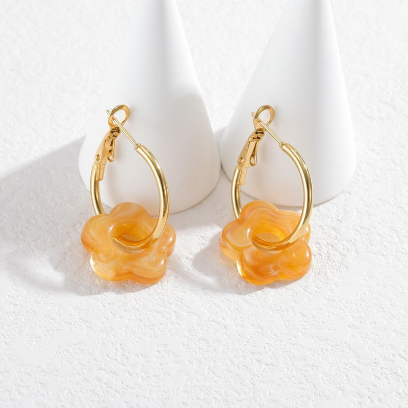 Серьги-кольца с акриловыми цветами CJN72477