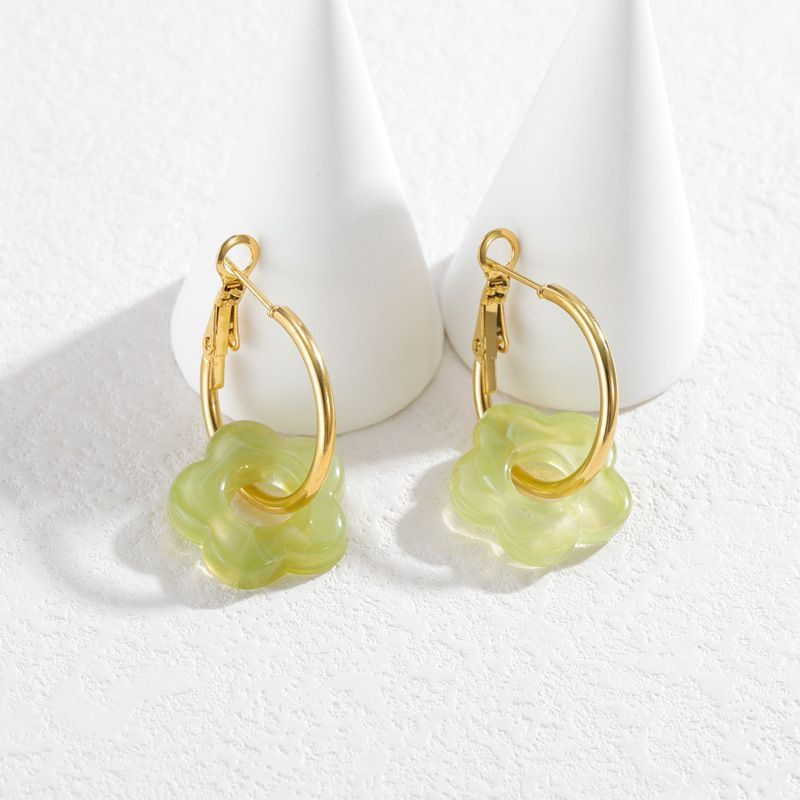 Серьги-кольца с акриловыми цветами CJN72477