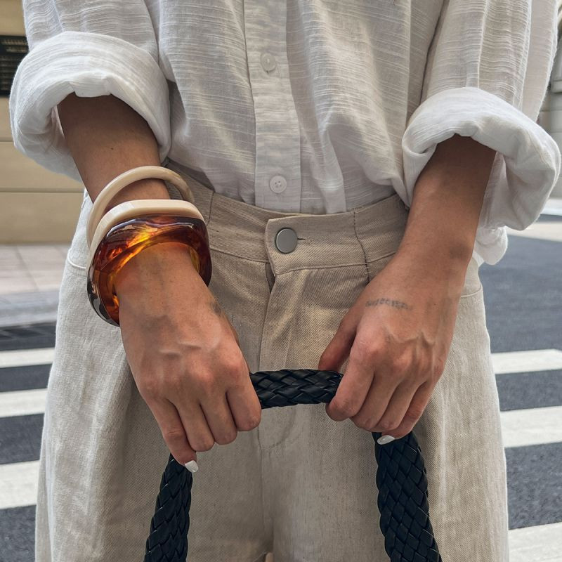 Браслет жесткий кафф с имитацией текстуры дерева CJP36120