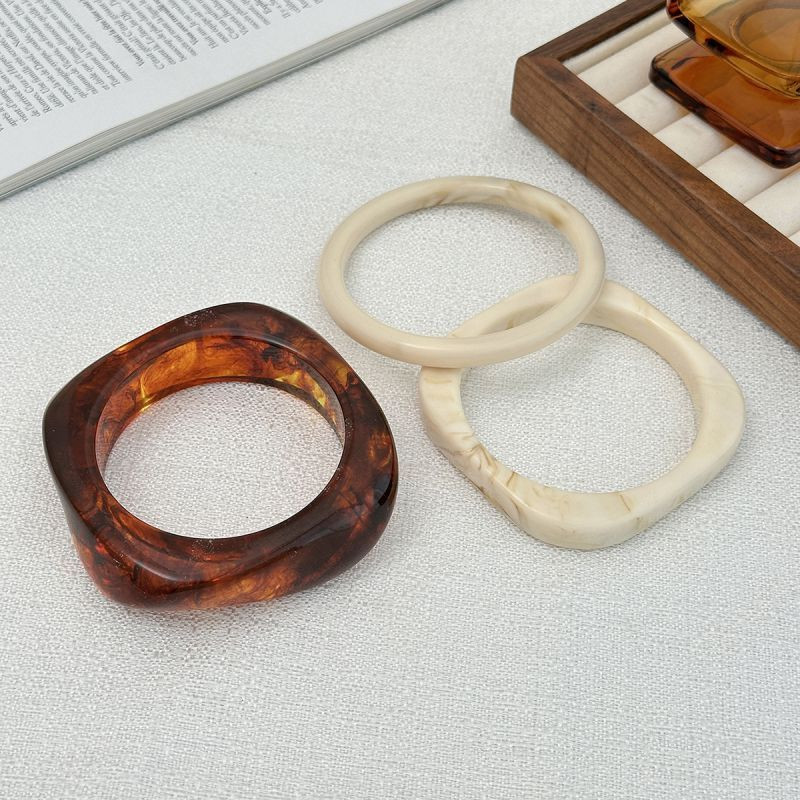 Браслет жесткий кафф с имитацией текстуры дерева CJP36120