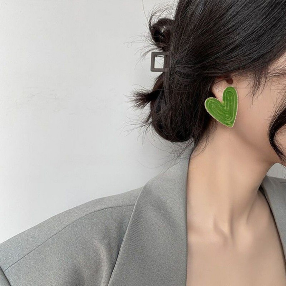 Крупные серьги-пусеты Изумрудные сердца с золотистым кантом CJH50901