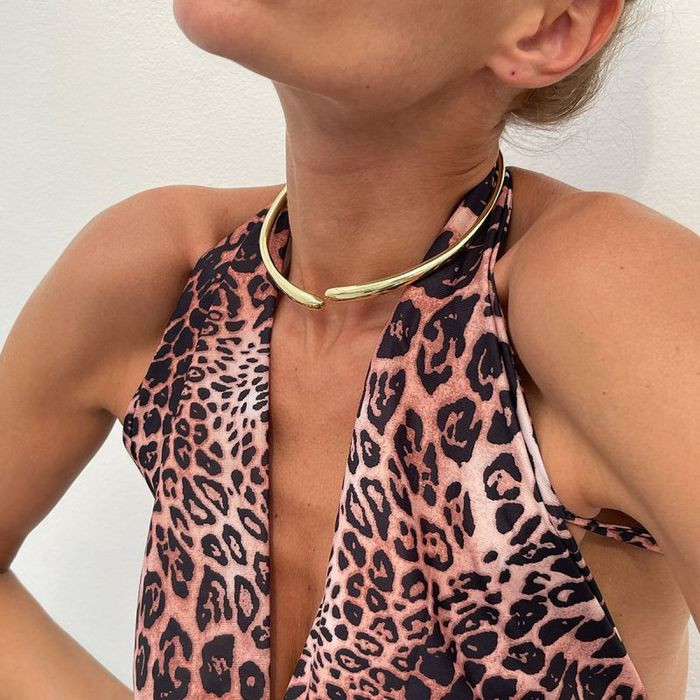 Шейный обруч золотистый в форме переплетенного каната CJL23021