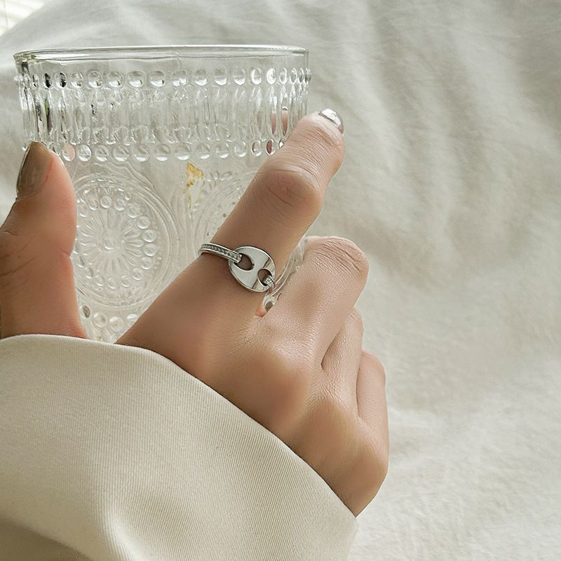 Разомкнутое серебристое кольцо с центральным овальным элементом 1J12373CJJ