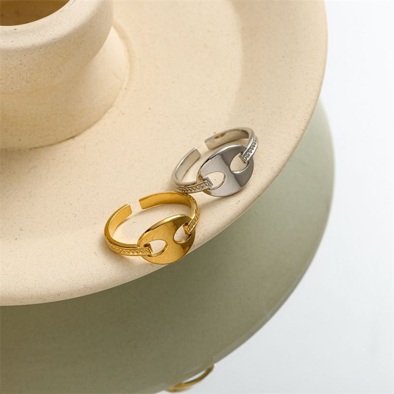 Разомкнутое серебристое кольцо с центральным овальным элементом 1J12373CJJ