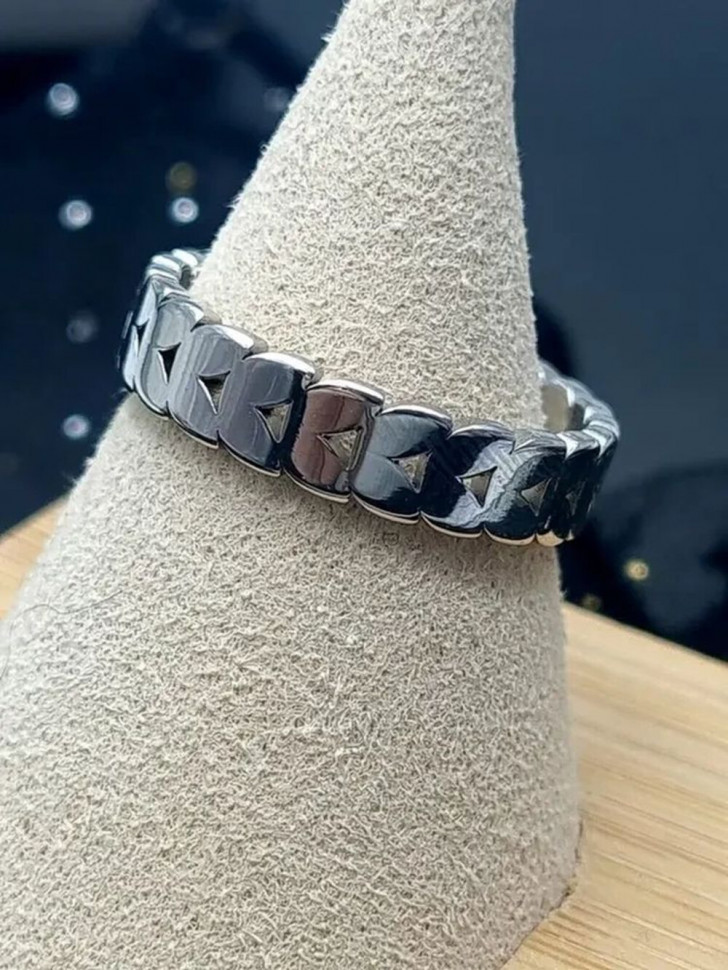 Серебристое кольцо-дорожка из гравированных сердец J10235CJJ Серебристое кольцо-дорожка из гравированных сердец J10235CJJ