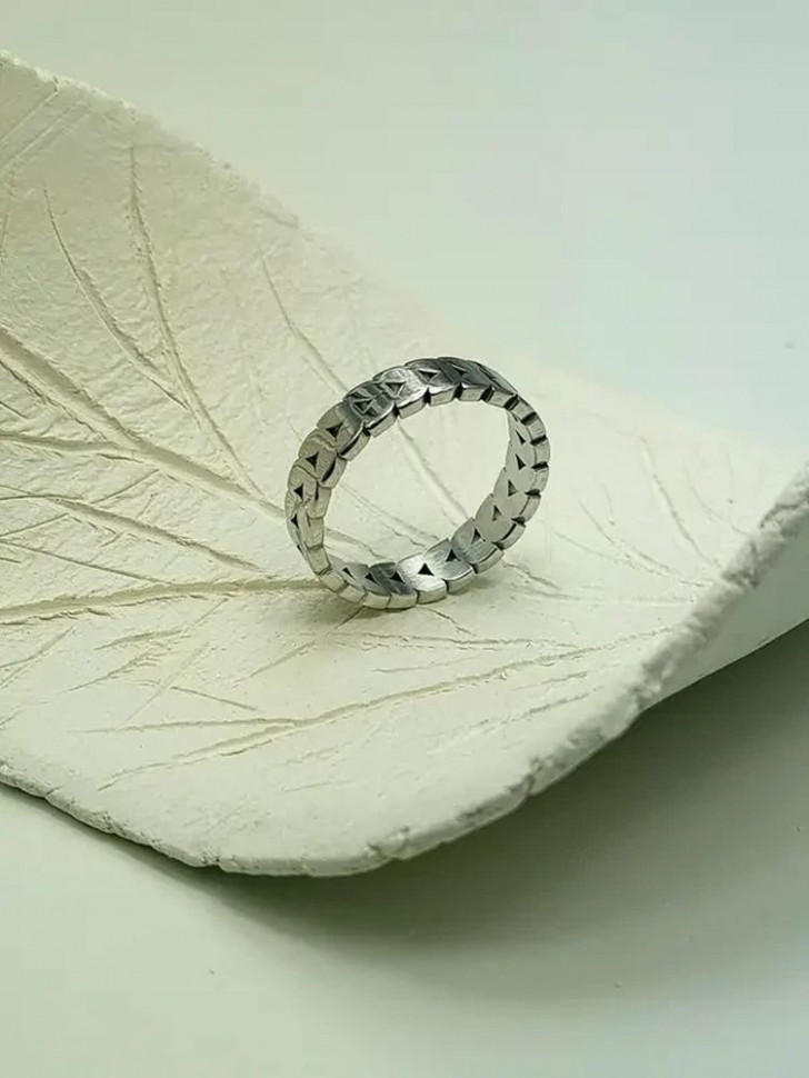 Серебристое кольцо-дорожка из гравированных сердец J10235CJJ Серебристое кольцо-дорожка из гравированных сердец J10235CJJ