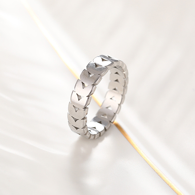 Серебристое кольцо-дорожка из гравированных сердец J10235CJJ Серебристое кольцо-дорожка из гравированных сердец J10235CJJ