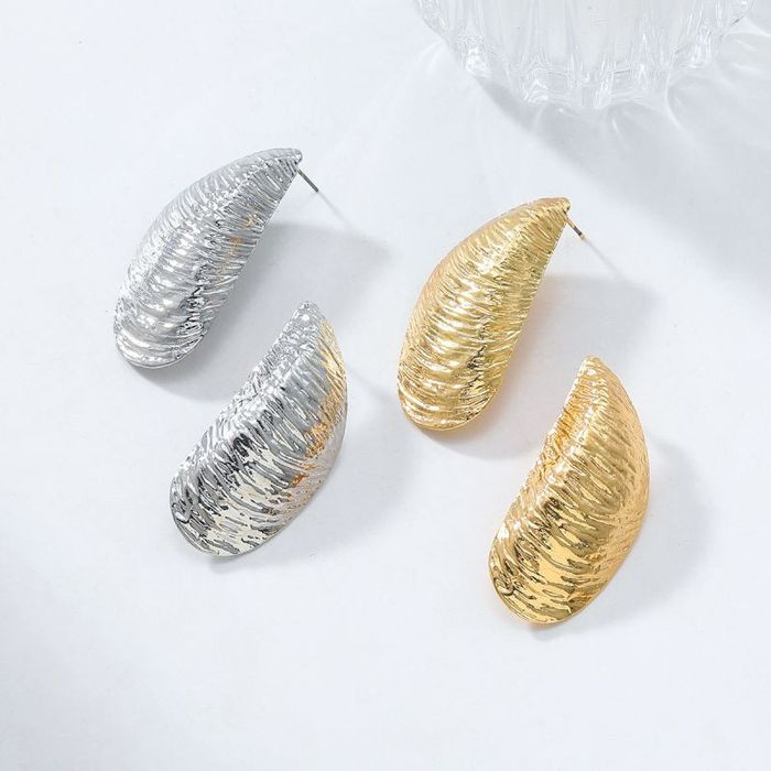 Стильные серьги-пусеты дутые полукольца CJM81501