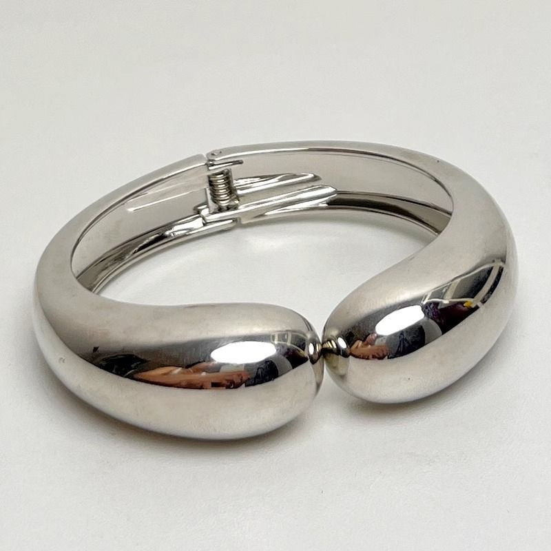 Браслет жесткий из крупных гладких сегментов CJL26562 Браслет жесткий из крупных гладких сегментов CJL26562