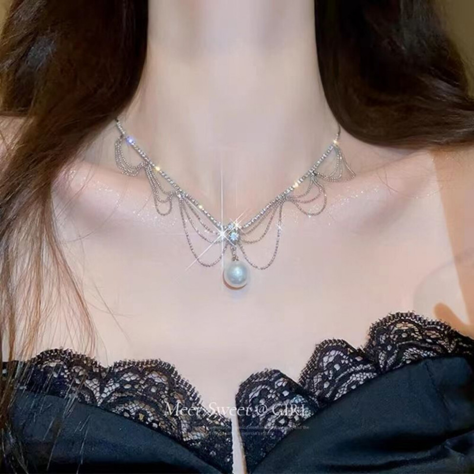 Ажурное серебристое колье с кристальными каплями CJH63575 Ажурное серебристое колье с кристальными каплями CJH63575